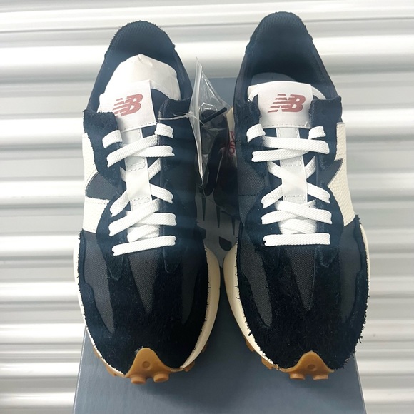 NEW BALANCE 327 WomenS Sneakers Shoes Black/White Leather Logo size 8.5 - Picture 11 of 14